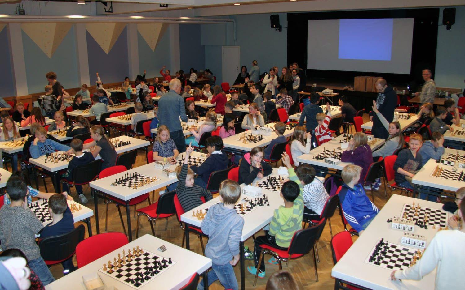 Schack-fyran drog så många deltagare att man fick byta lokal till Forum, Hyltebruk.
