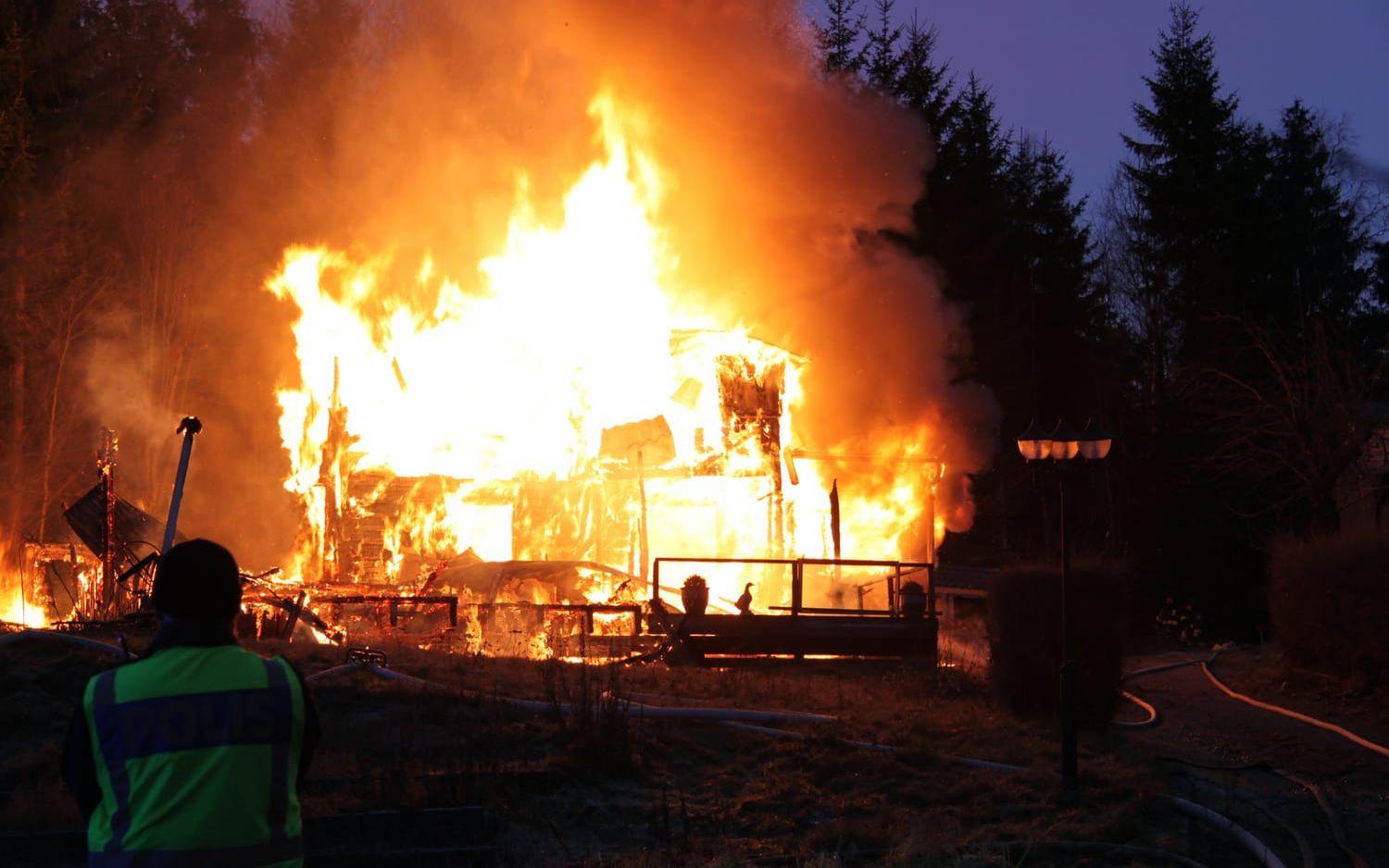 Villabrand. En villa i Rydöbruk brann ner till grunden. Ingen människa skadades. Det var en av årets mest dramatiska bilder. Bild: Jan Bergman