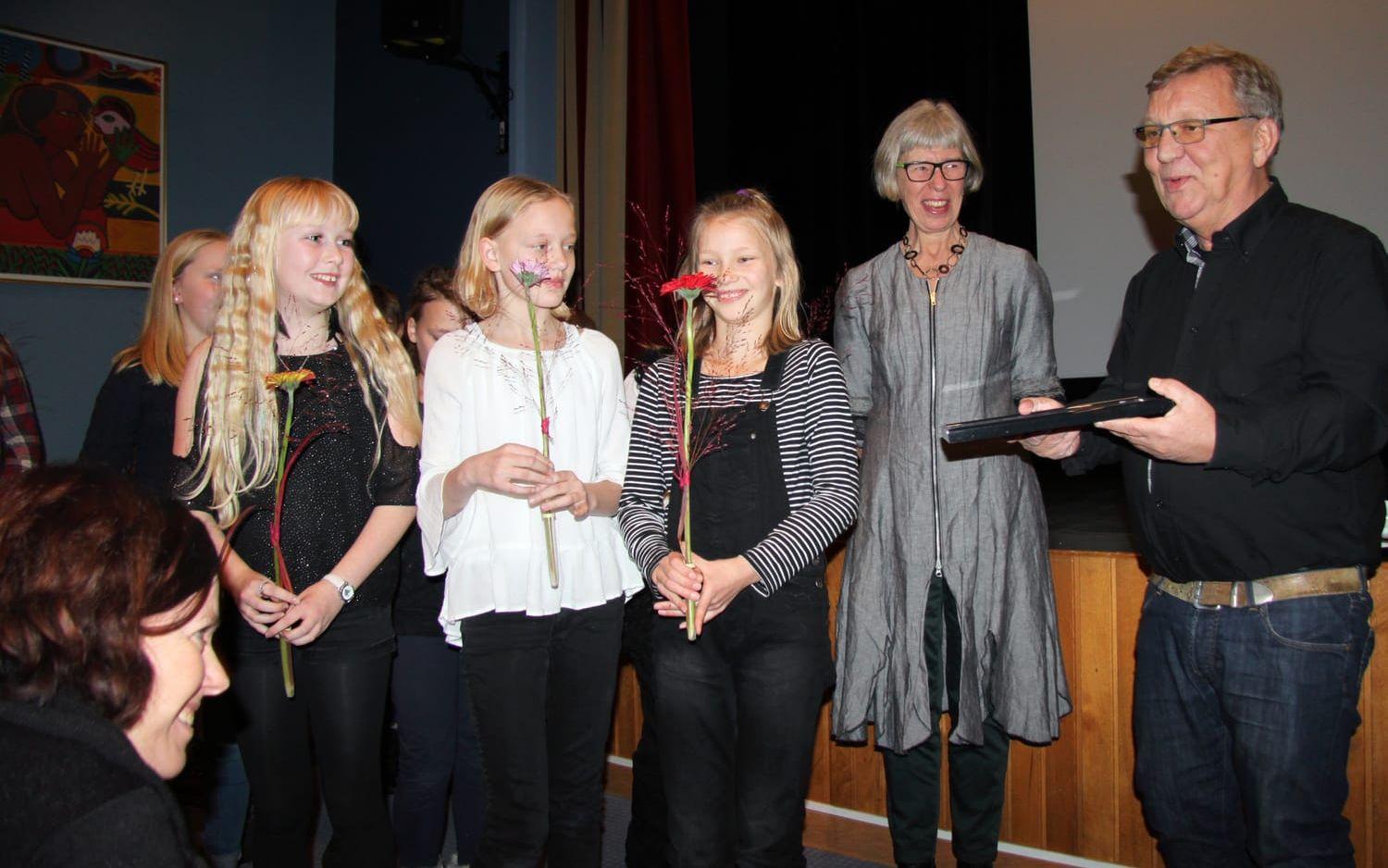 En skolklass vid Rydöbruks skola som skrivit en fantasybok med Angelica Ahlefeldt-Laurvig belönades med årets kulturpris i fullmäktige av Göran Edberg (S).