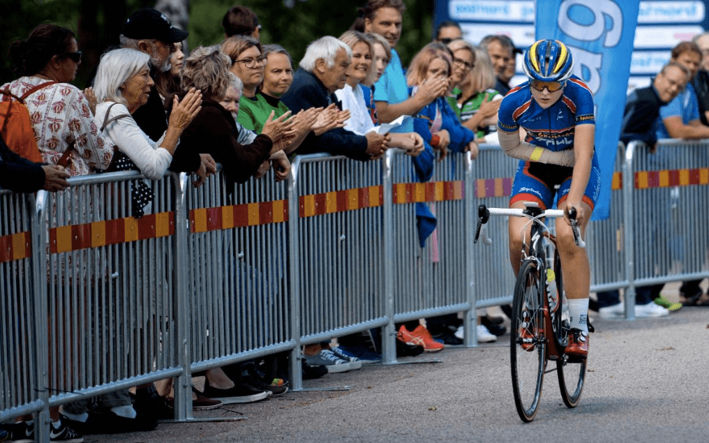Bruten arm. Halmstad CK-cyklisten Caroline Andersson hindrades, under söndagen av en bruten arm, i sitt försök att vinna ett femte raka USM-guld i linjeloppet. Bild: Johan Persson
