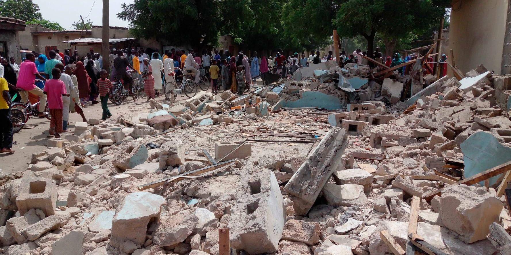 Minst åtta människor har dödats och femton skadats i ett självmordsdåd vid en moské i nordöstra Nigeria.