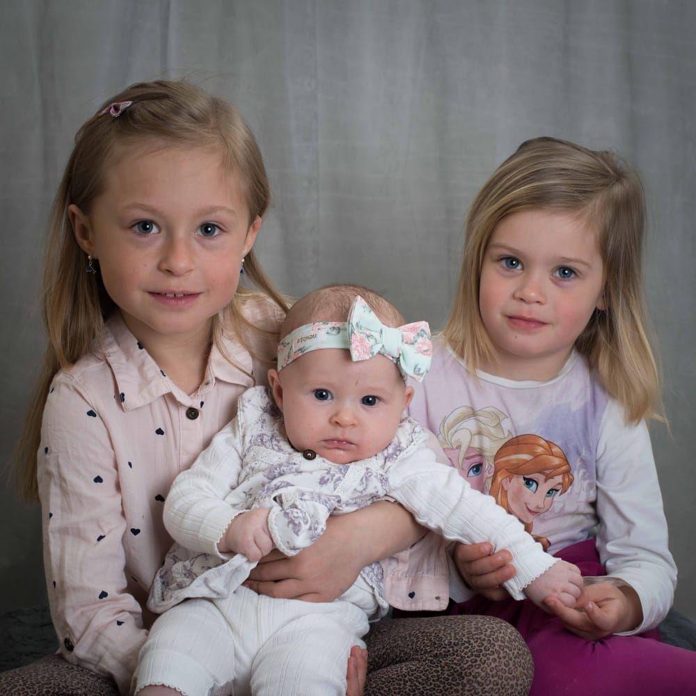 Josefin Lundgren och Andreas Olsson, Halmstad, fick den 2 februari en flicka som heter Lily. Hon vägde 3 845 g och var 53 cm lång. Systrarna heter Otilia och Alicia.