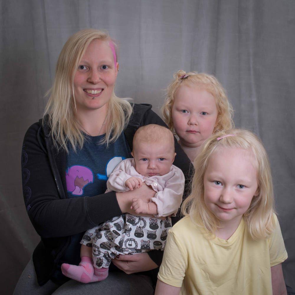 Ann-Louise Håkansson och Ola Manfredsson, Lynga, fick den 6 februari en flicka som heter Nelly. Hon vägde 4 220 g och var 52 cm lång. Storasystrarna heter Elin, Alma och Stina.