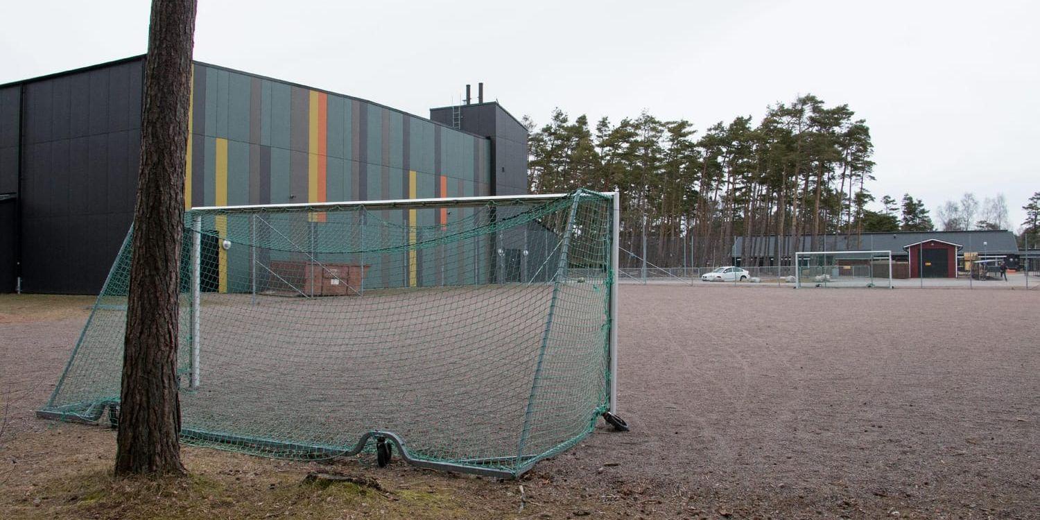 Snart arena. Grusplanen bredvid Mellbystrandshallen får konstgräs och ska kunna användas för flera sporter.