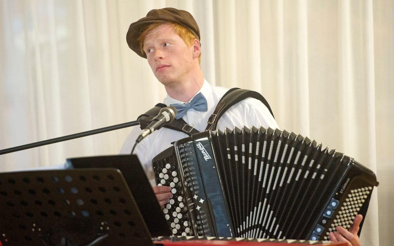 Jonatan Erlingsson växlar obesvärat mellan dragspel, piano och andra instrument. Bild: Jari Välitalo