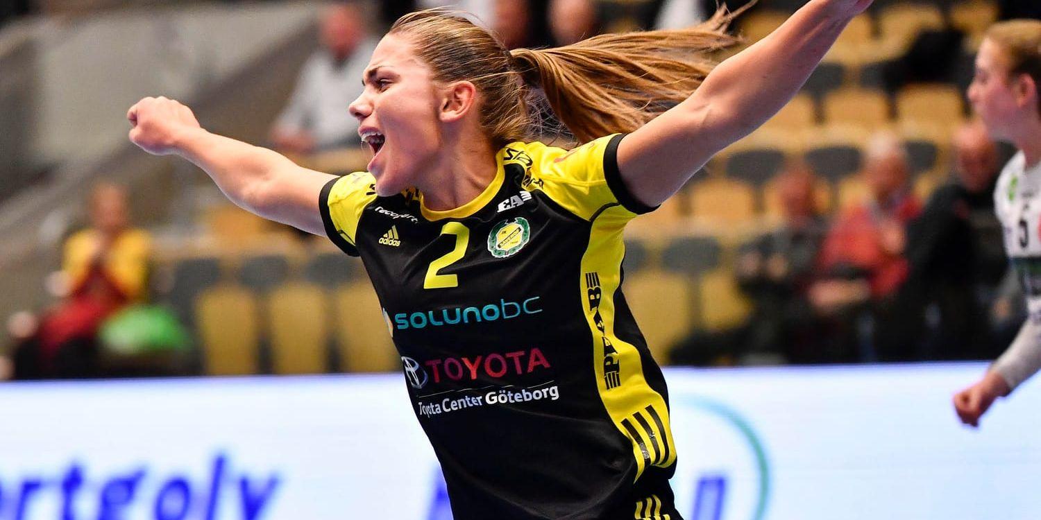 Sävehofs Lina Cardell jublar efter sitt första mål i handbollsligan.
