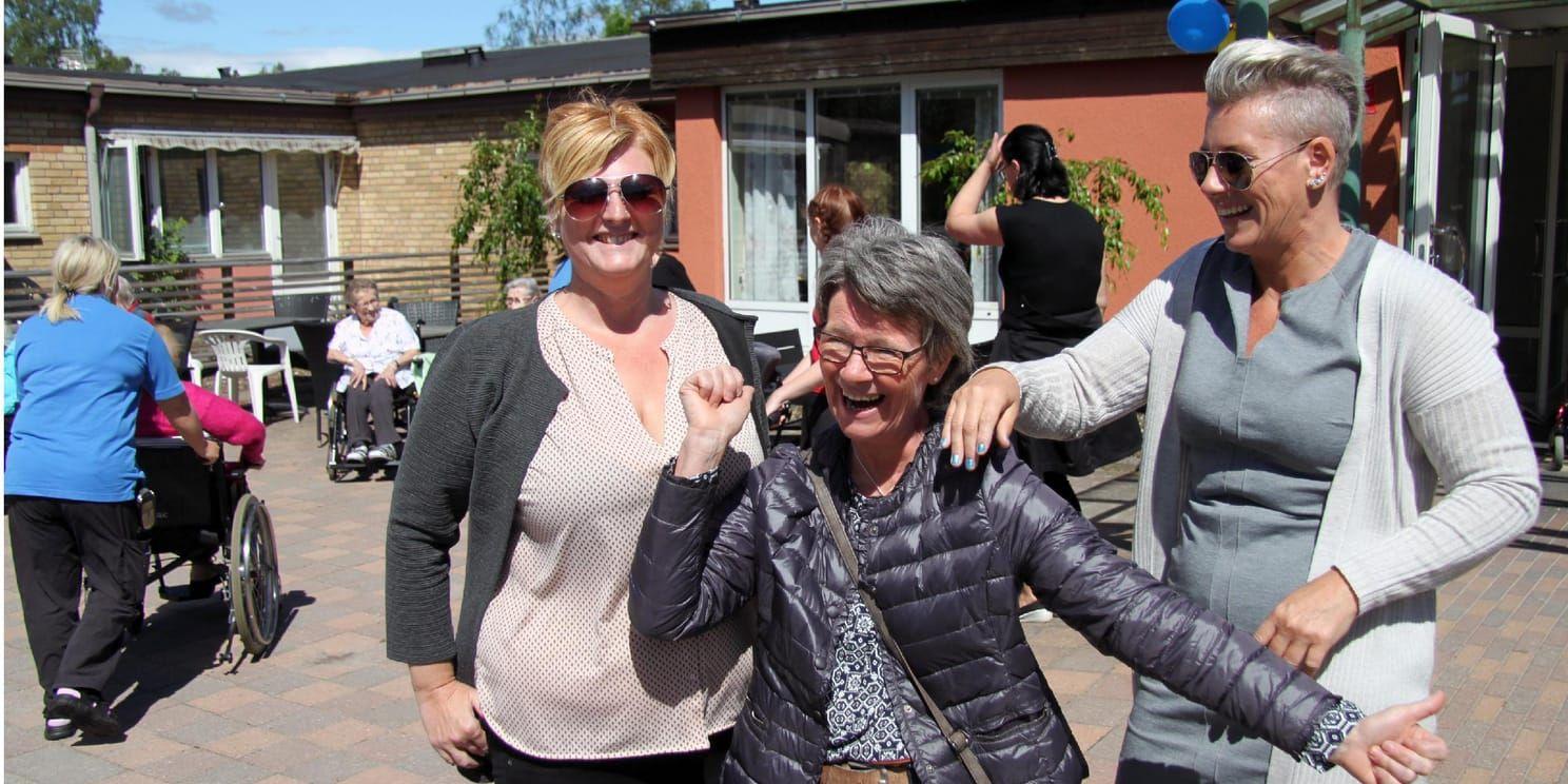 Glädje. Sophie Johansson, Yvonne Åkesson och Charlotte Jerlebo var lite extra glada när den nya entrén invigdes. Detta eftersom de har varit ansvariga för uppdraget att förnya Malmagården och göra den bättre och roligare för de äldre.