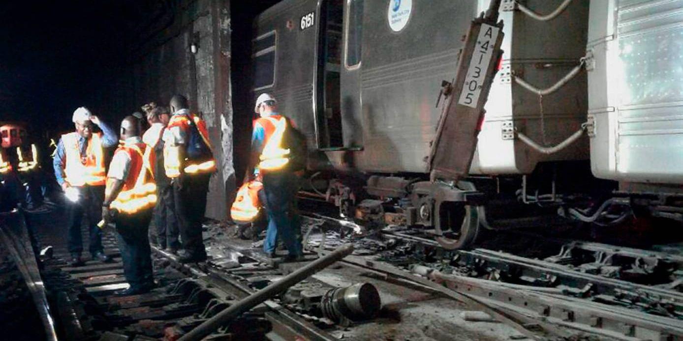 Transportmyndigheten i New York undersöker räls som skadats i olyckan.