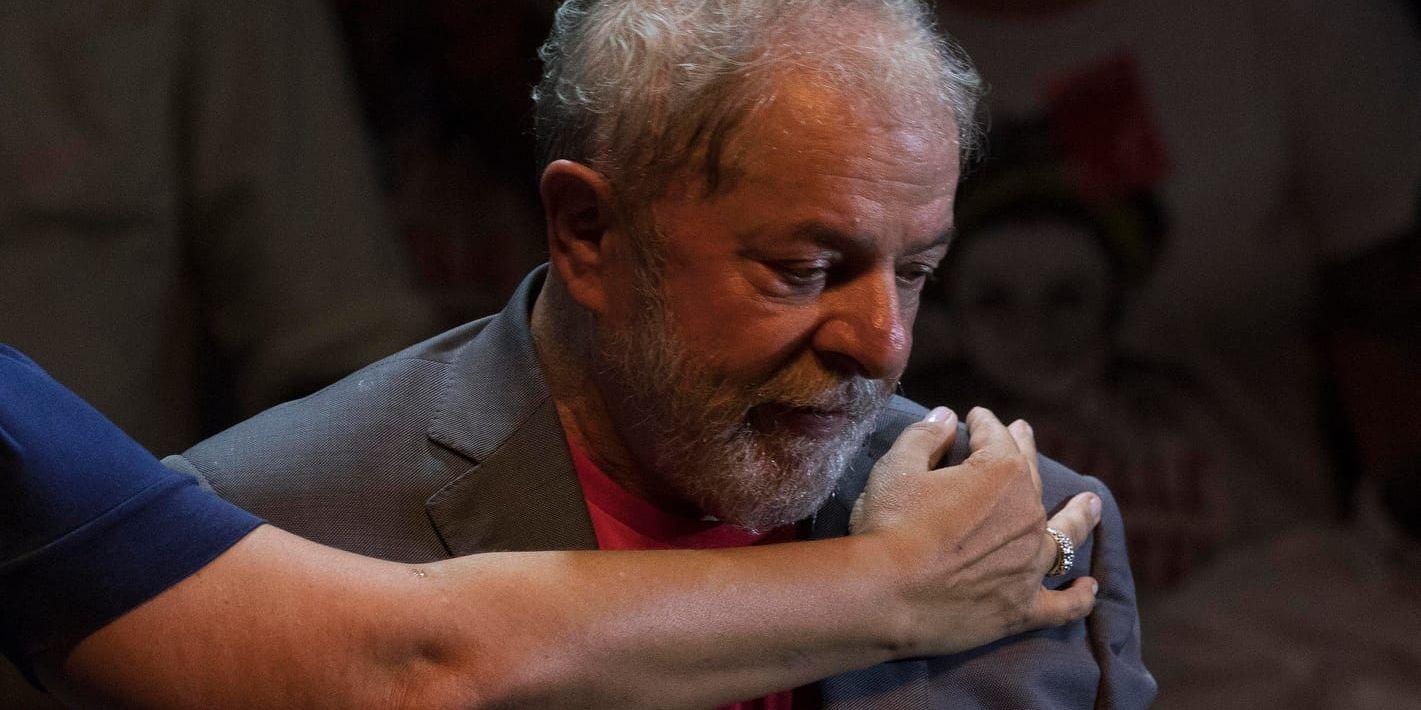 Brasiliens ex-president Luiz Inácio Lula da Silva kramas om under ett valmöte i Rio de Janeiro i måndags.