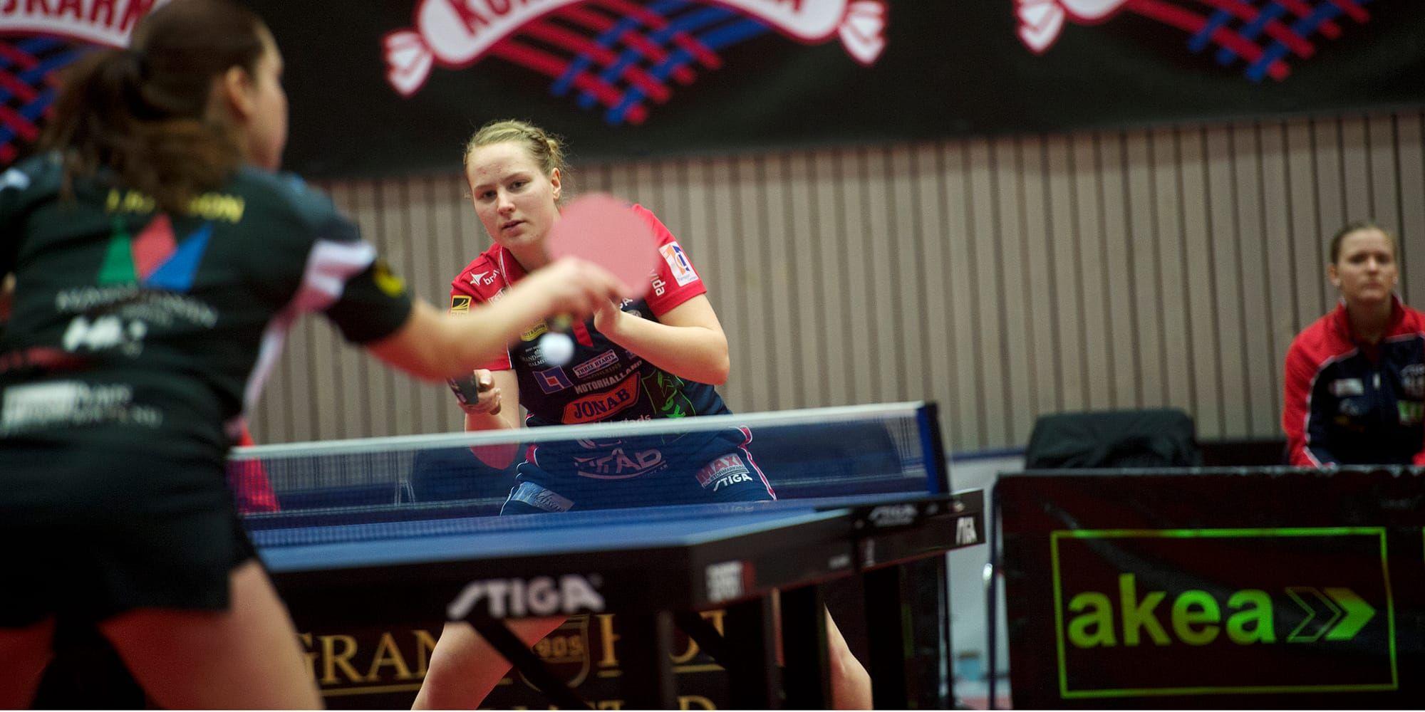 Ville sig inte. Halmstad BTK:s Tilda Johansson vann den här matchen mot Åsas Jessica Johnsson, men topplaget förlorade mot jumbon med 3–6. På bänken bakom skymtar en dyster Erika Fronth.