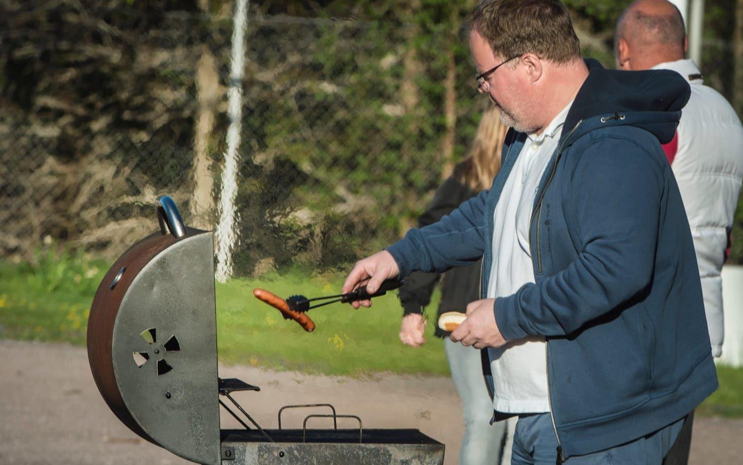 Tänt var det här. Lars-Olof Ottosson eldade på grillen och lockade hugade spekulanter med den förföriska doften av varm korv. Bild: Jari Välitalo