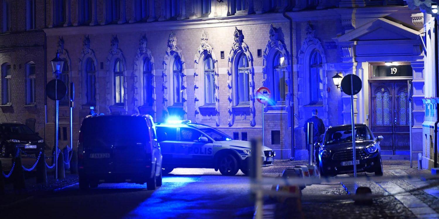 Polisbilar vid Judiska församlingen i Göteborg efter brandattacken i december förra året.