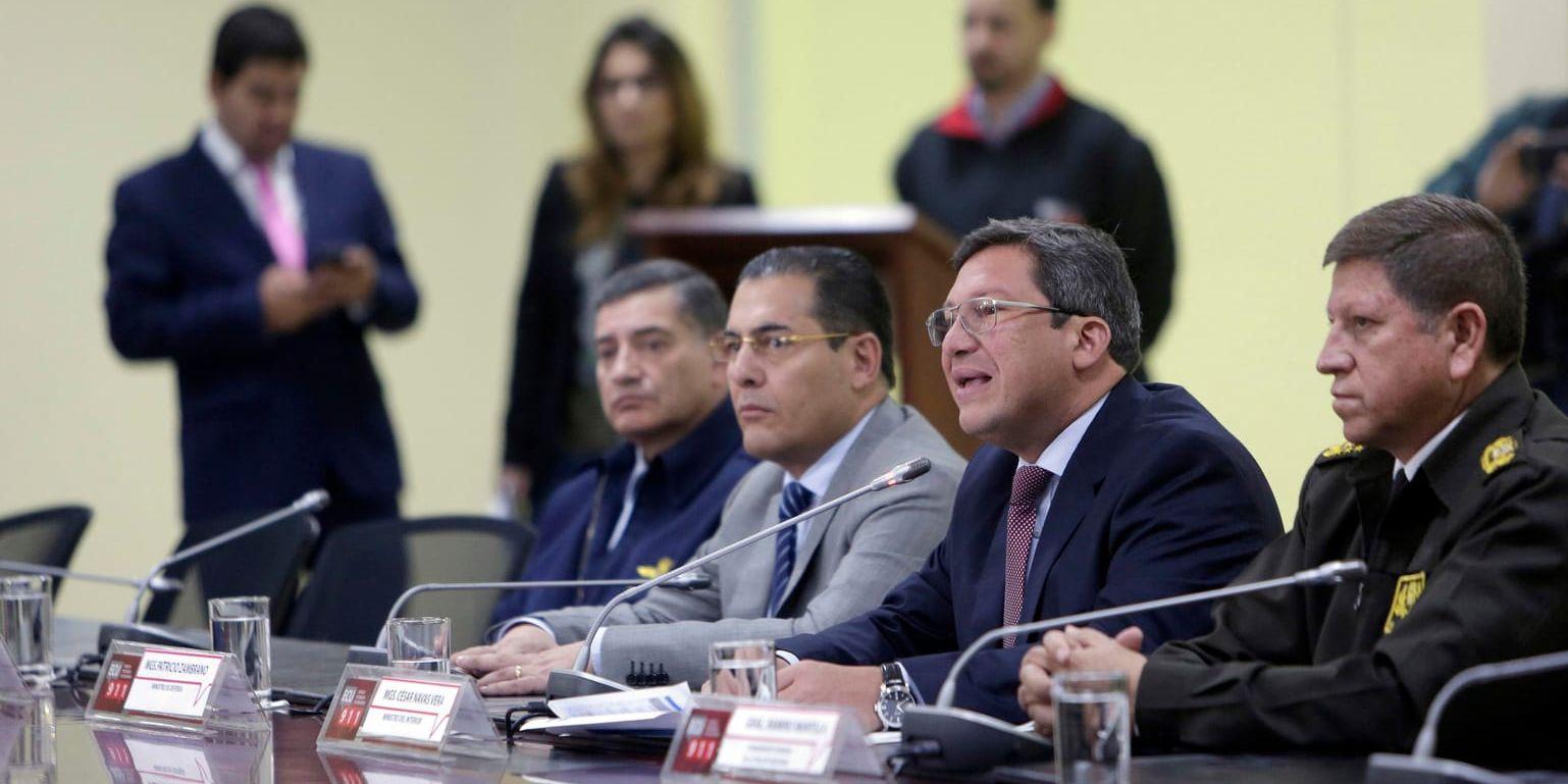 Ecuadors inrikesminister César Navas (tvåa från höger) under en presskonferens om de kidnappade journalisterna och deras chaufför. Arkivbild.