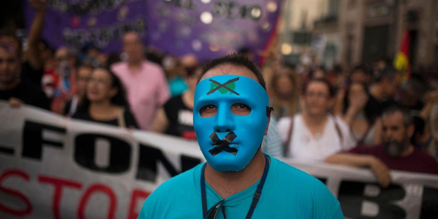 En maskerad demonstrant under en protest i Madrid 2015 mot Spaniens så kallade munkavlelag. Arkivbild.