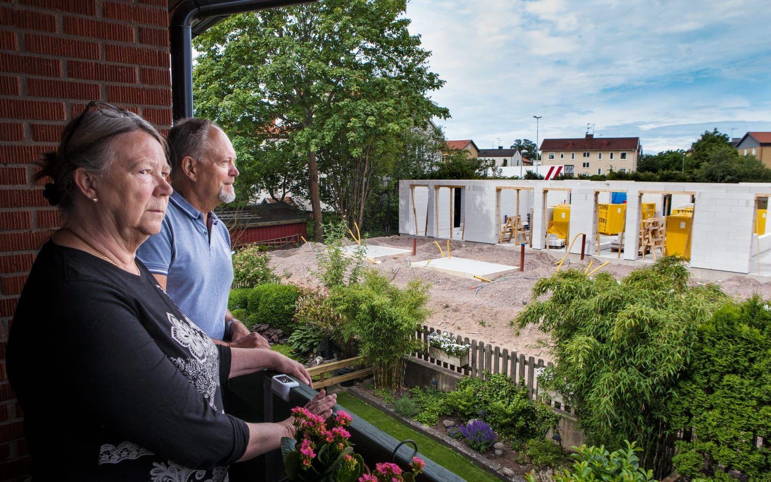 Ny utsikt. Grannarna Ami Linderoth och Bo Oskarsson ser ut över den vy som nu snabbt förändras i takt med att de nya radhusen byggs. Bild: Tomas Lauffs