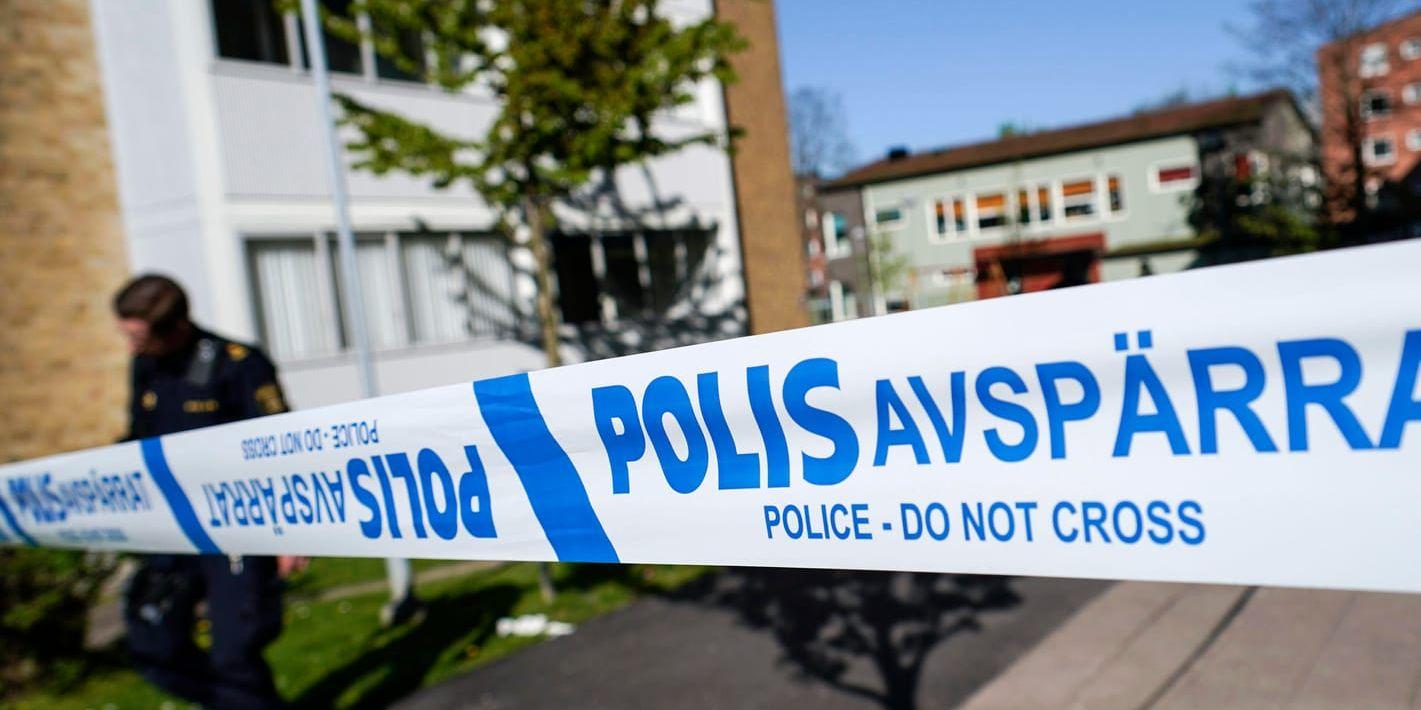Polis och avspärrningar kring en lekplats på innergården i Malmö.