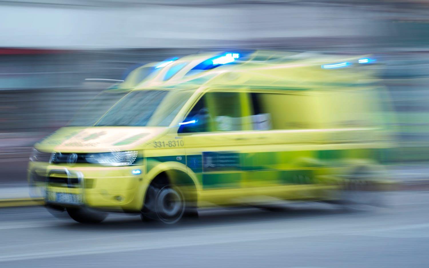 Sammanlagt fördes sex personer till sjukhus med ambulans efter att två personbilar kolliderat i Abild i oktober förra året.