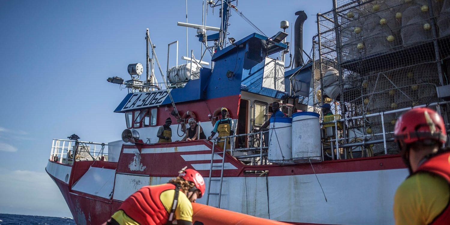En spansk hjälporganisation assisterar en fiskebåt från samma land som räddat migranter utanför Libyens kust i slutet av november.