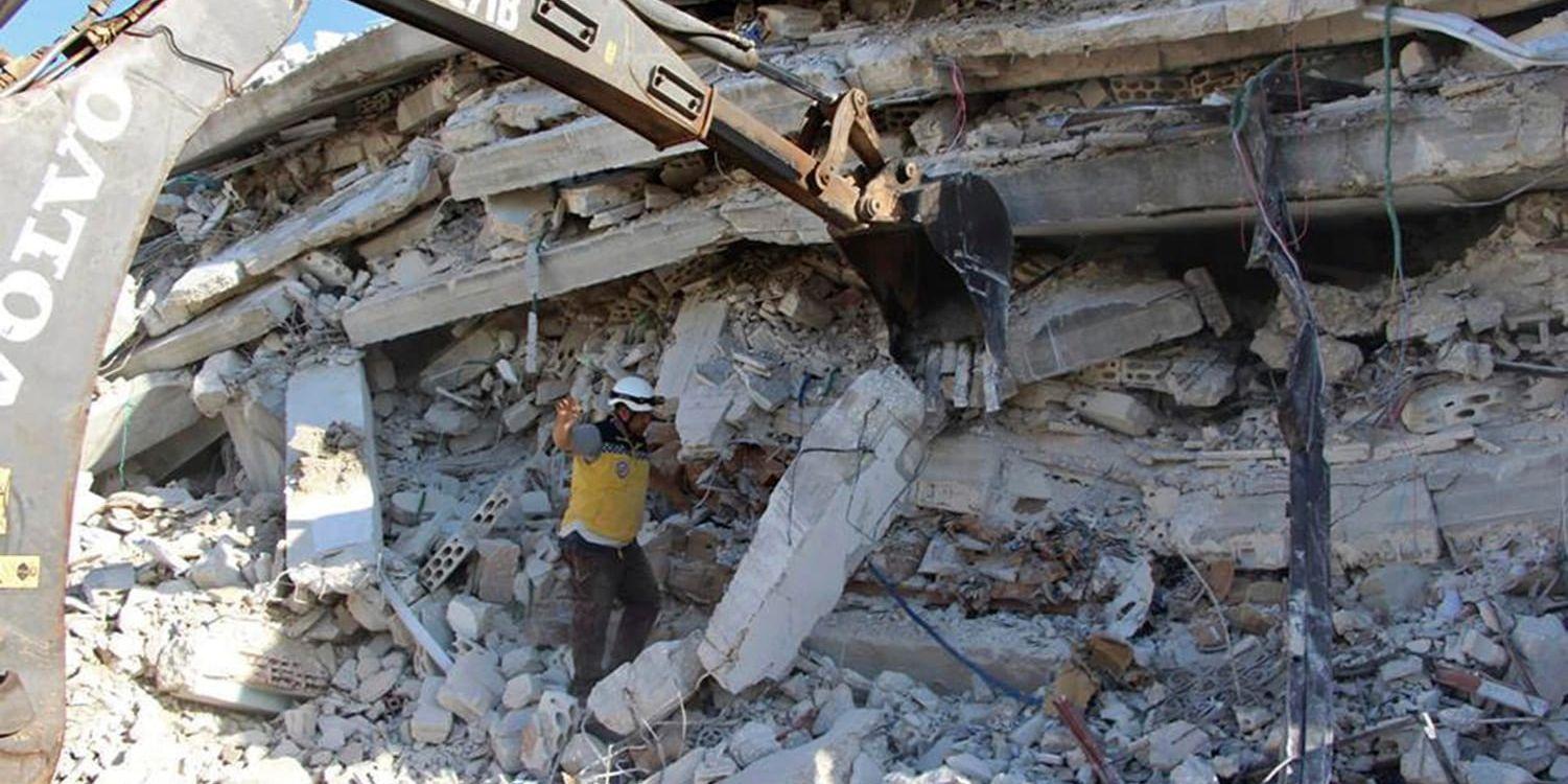 Rasmassor efter en explosion i våras i staden Sarmada, då ett femvåningshusföll samman. På söndagen exploderade en vapendepå i staden vilket resulterade i att två fastigheter rasade och många dog.