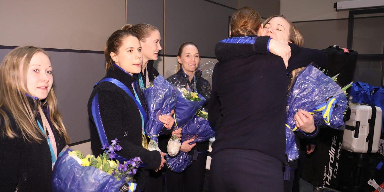 Guldmedaljörerna i curlinglaget Hasselborg anländer till Arlanda på måndagen.