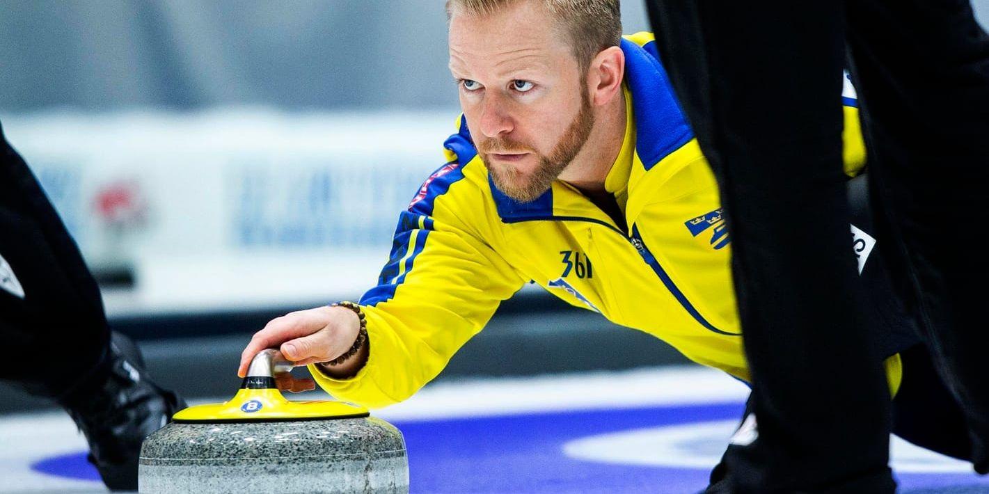Niklas Edin skickar iväg en sten i lördagens final i curling-EM. Det blev svensk förlust mot Skottland.