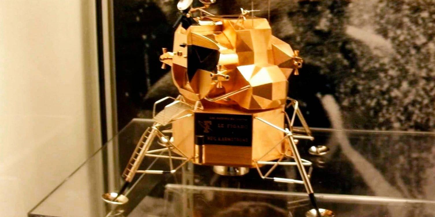 Bilden på den stulna månlandaren i solitt guld kommer från Armstrong Air and Space Museum. Stölden utreds av polis.