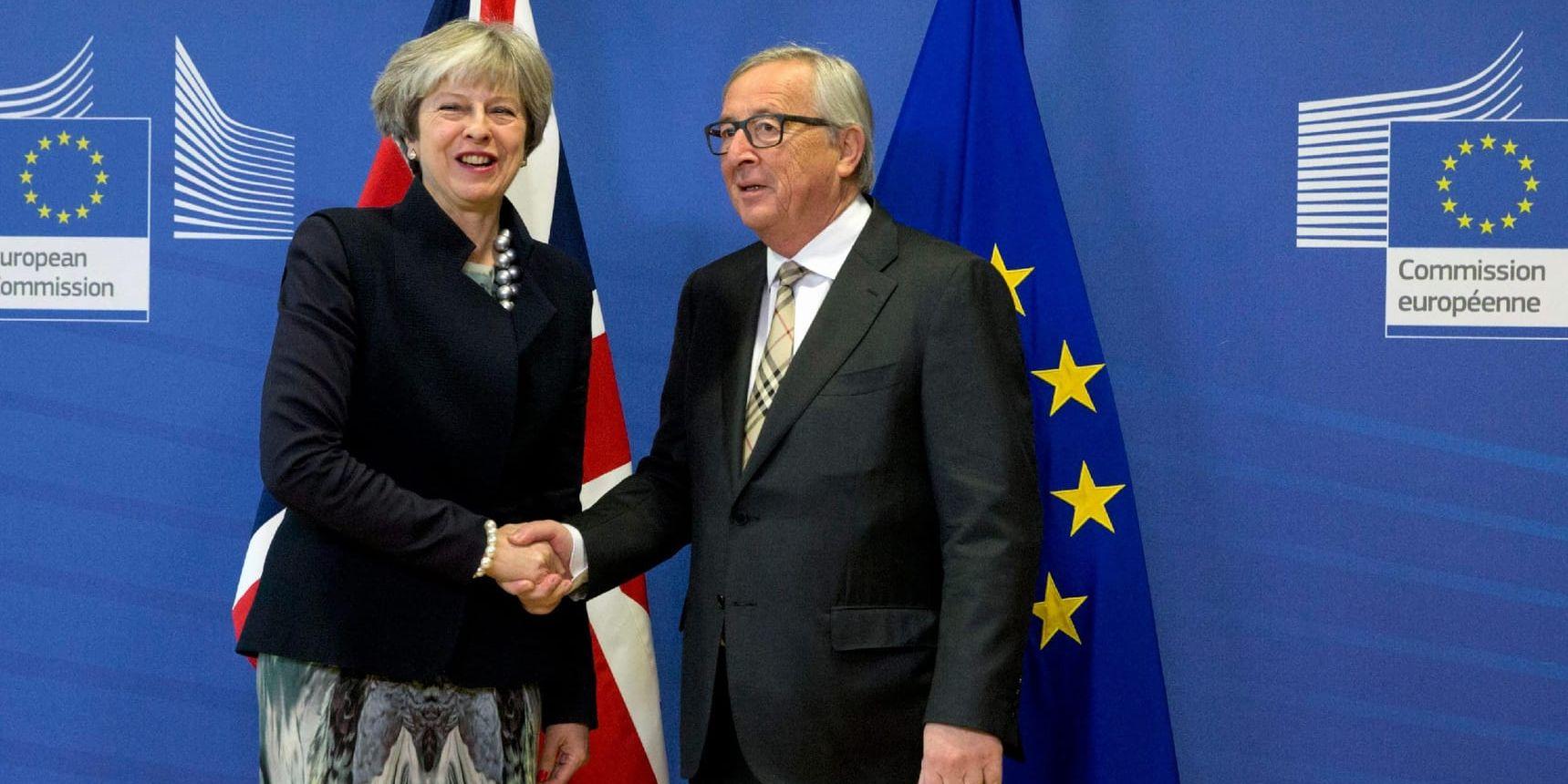 Förhandlare. Storbritanniens premiärminister skakar hand med EU-kommissionens ordförande Jean-Claude Juncker.