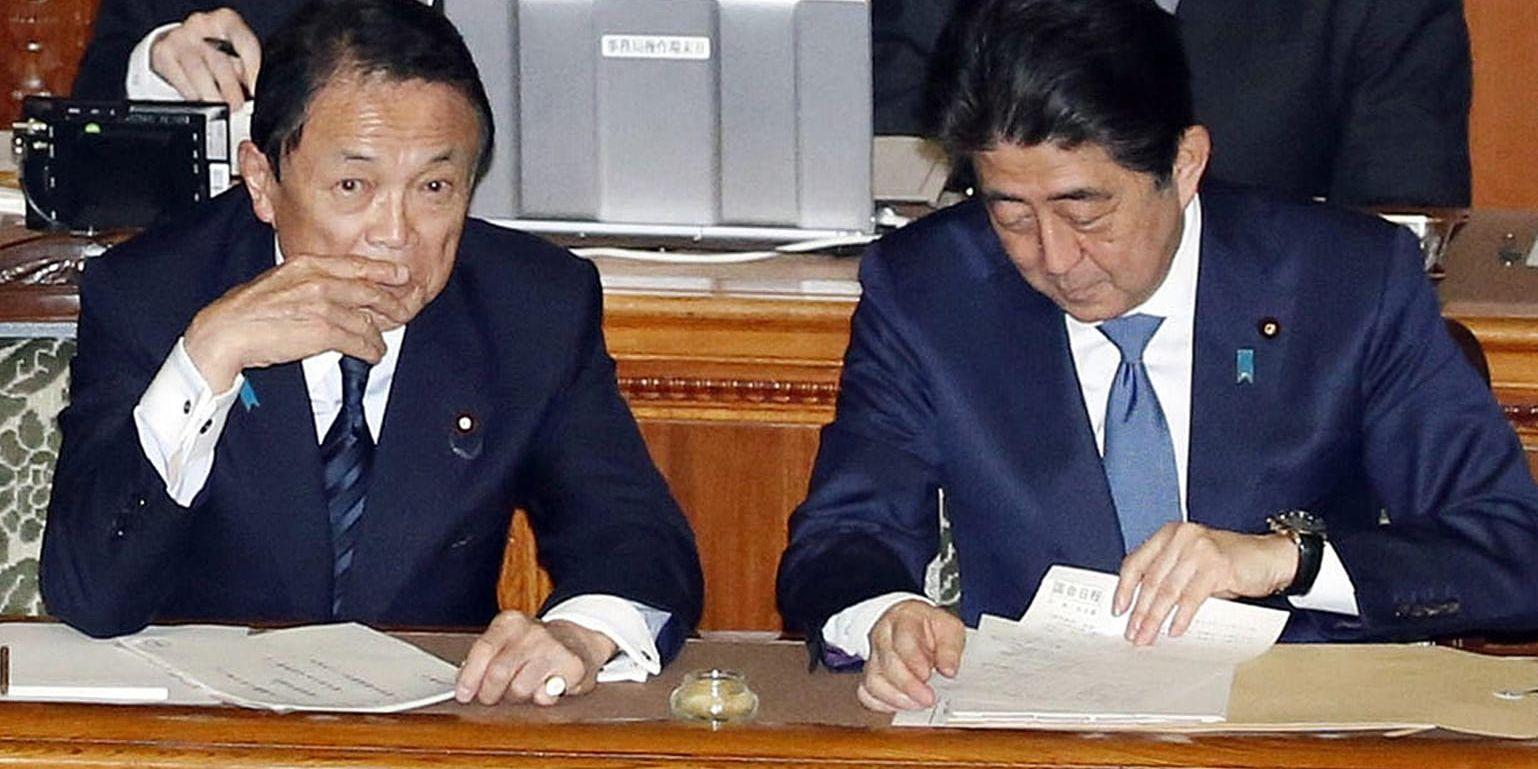 Japans finansminister Taro Aso och premiärminister Shinzo Abe. Arkivbild.