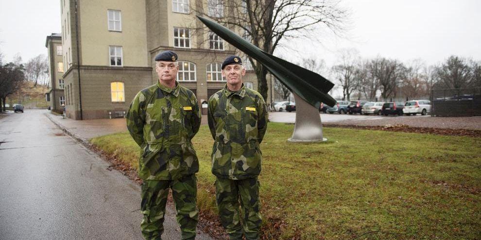 Avlösning. Vid en ceremoni på Luftvärnsregementets kaserngård lämnade i går Stefan Jönsson över chefskapet till Anders Svensson.