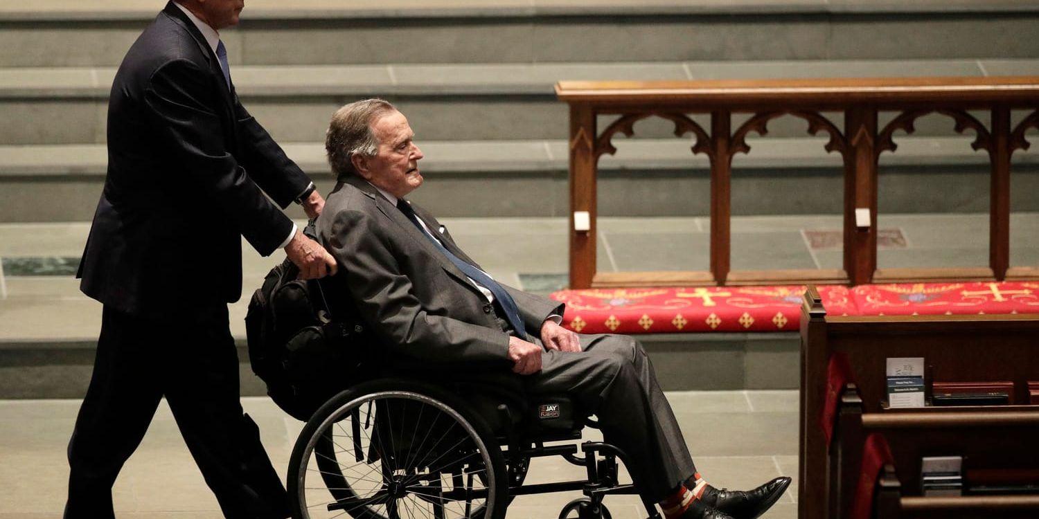 George Bush den äldre körs av sin son och namne vid Barbara Bushs begravning i Houston den gångna helgen.