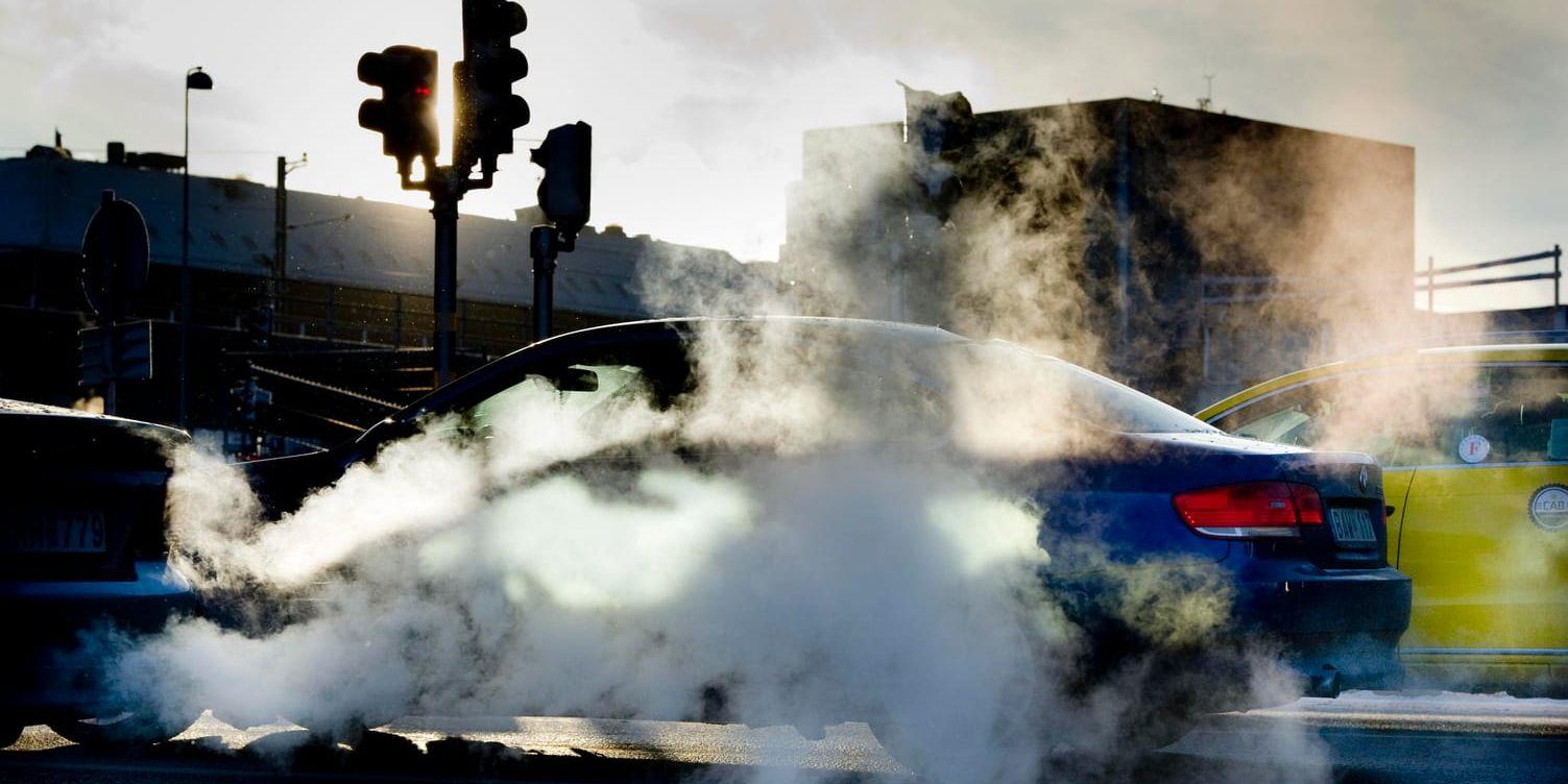 Bilarnas avgaser innehåller kvävedioxid och från däcken kommer en stor del av de farliga partiklarna.