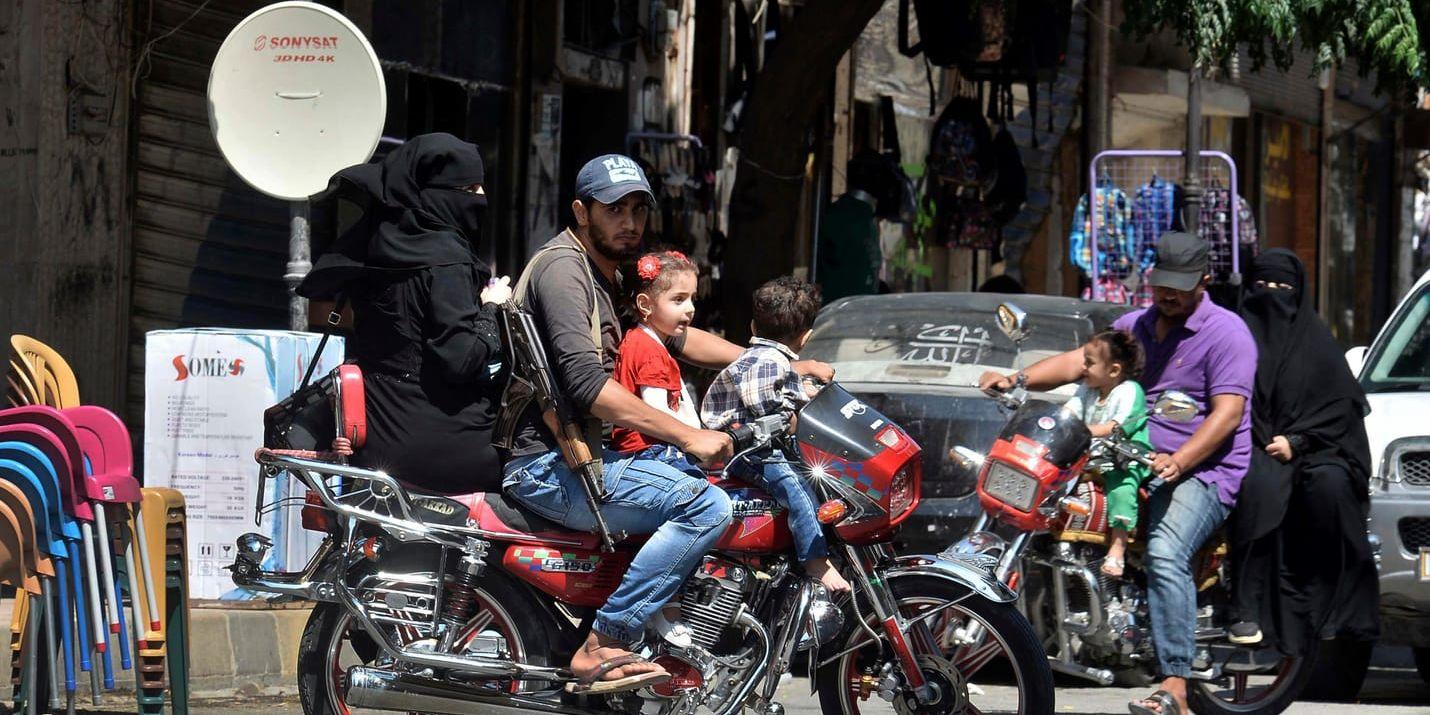 En familj på en motorcykel i Idlib, Syrien. Arkivbild.