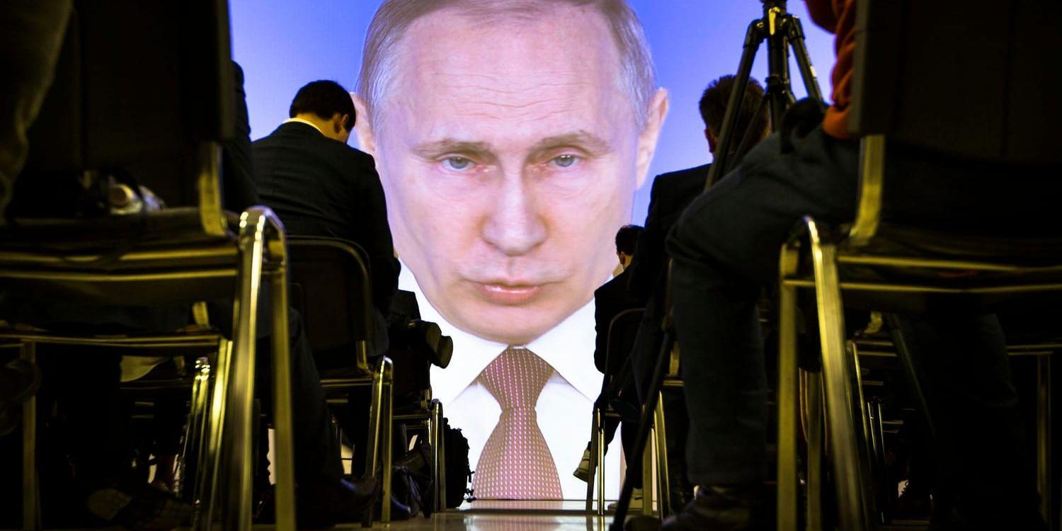 Rysslands president Vladimir Putin hyllar den ryska vapenutvecklingen.