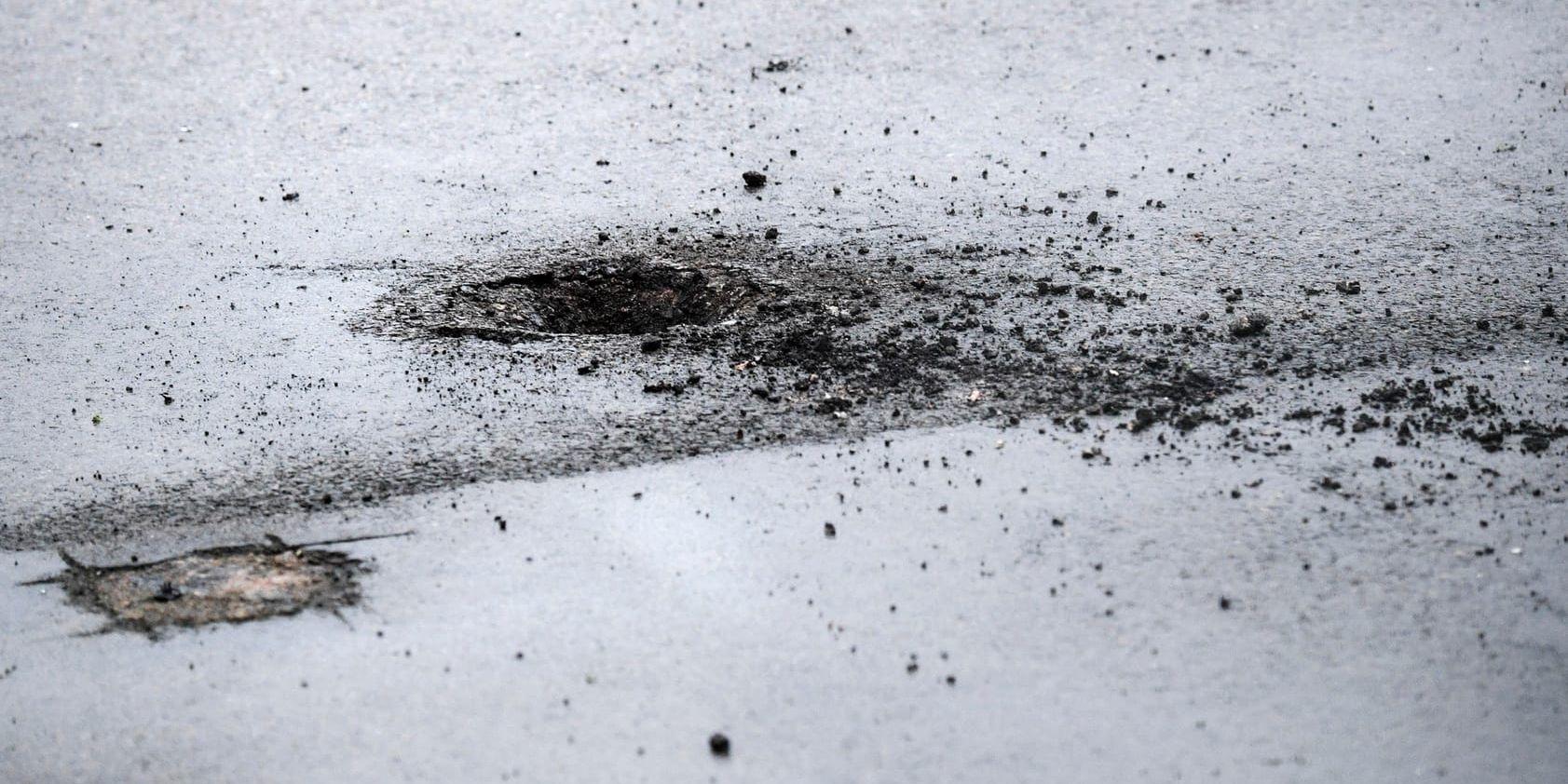 En krater bildades i asfalten av explosionen utanför polishuset i Rosengård i Malmö.
