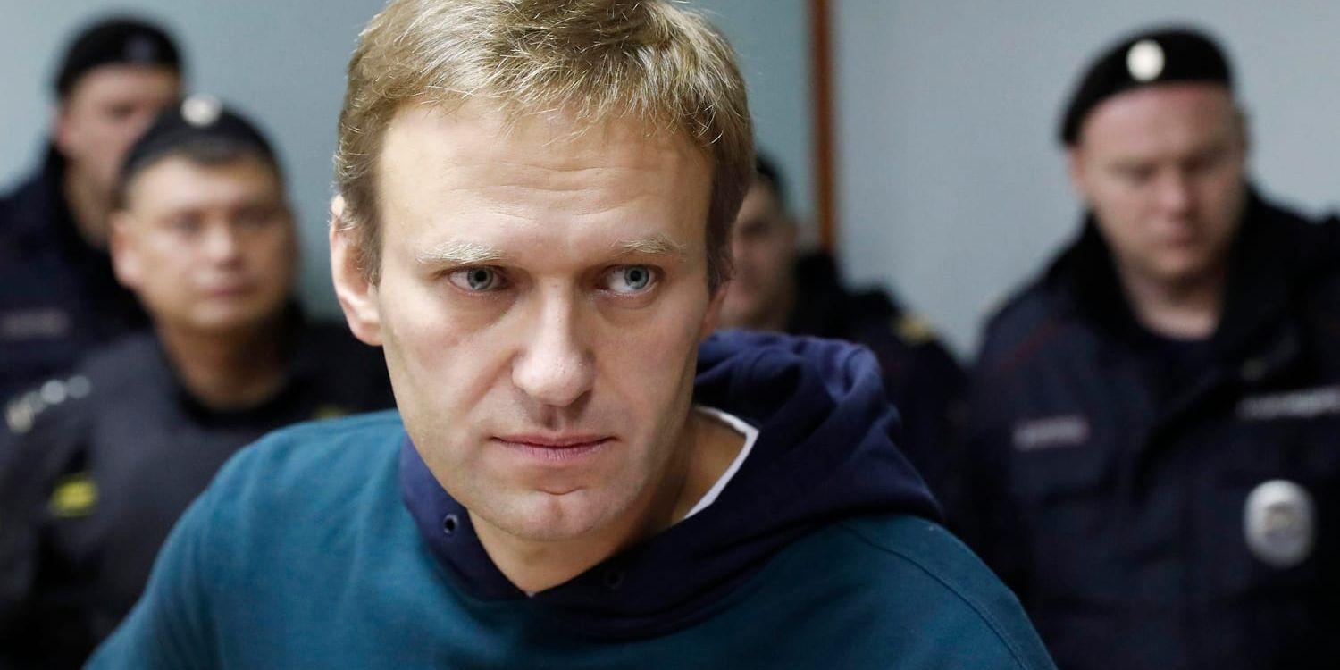 Den ryska oppositionspolitikern Alexej Navalnyj nekades under tisdagen att lämna Moskva på grund av en obetald bot. Navalnyj anser att myndigheternas agerande är olagligt.