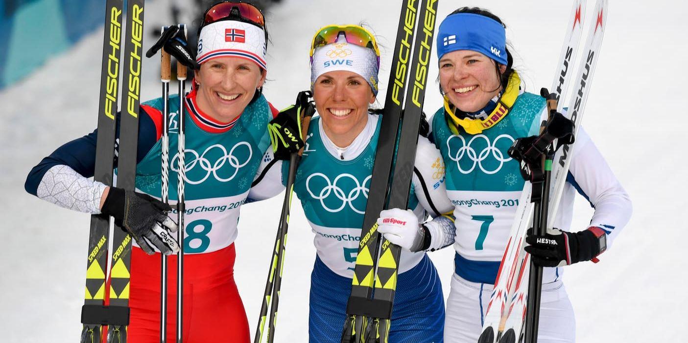 Charlotte Kalla, mitten, efter guldloppet i lördags. På torsdagen är hon en av många svenskar som tävlar och Sveriges största medaljhopp.