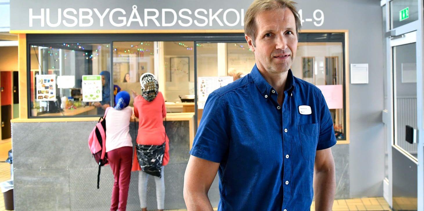 I Husby i nordvästra Stockholm väljer i vissa årskurser åtta av tio elever bort den lokala skolan. "De familjer som har det tuffast, svårast att få ihop livet – ja de väljer ju inte bort, utan de är kvar", säger rektor Magnus Duvnäs som anser att samhället svikit. Arkivbild.