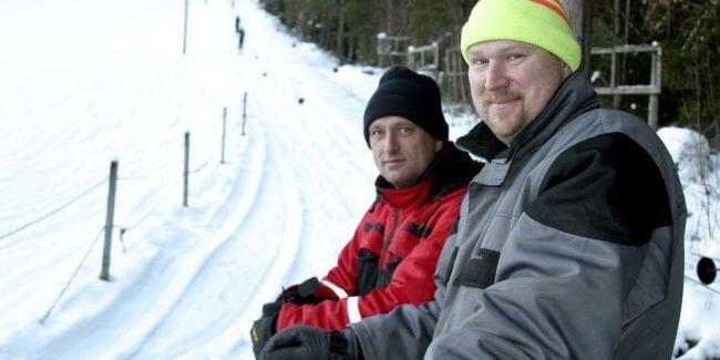 Ny generation. Per-Anders Andersson och Patrik Larsson är några av de nya eldsjälar som ser till att verksamheten i Hultagärdesbacken fungerar. Nu när kylan kommit ska man få fart på både snökanoner och liftar i vinter och hoppas på en lika fin skidsäsong för Hylteborna som förra vintern.