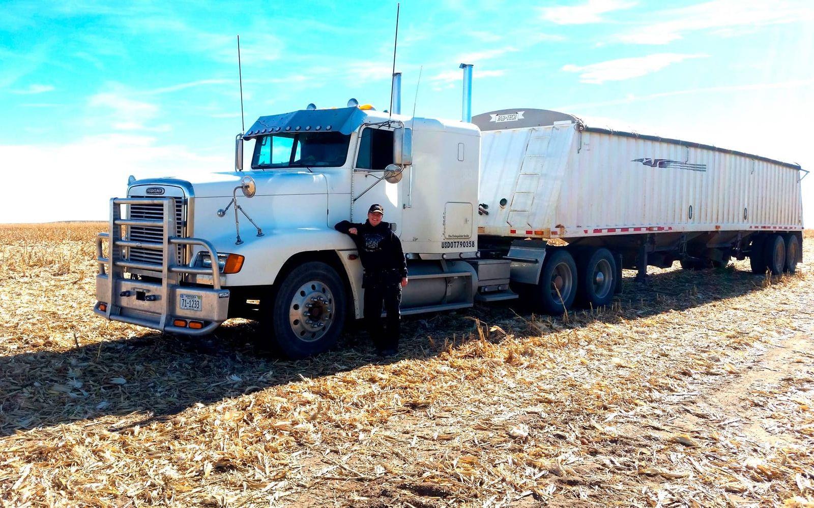 Typisk amerikansk lastbil. Caroline körde. – När vi skördat tröskorna fulla tömmer vi majsen i lastbilar som denna och fraktar hem lasten till gården.