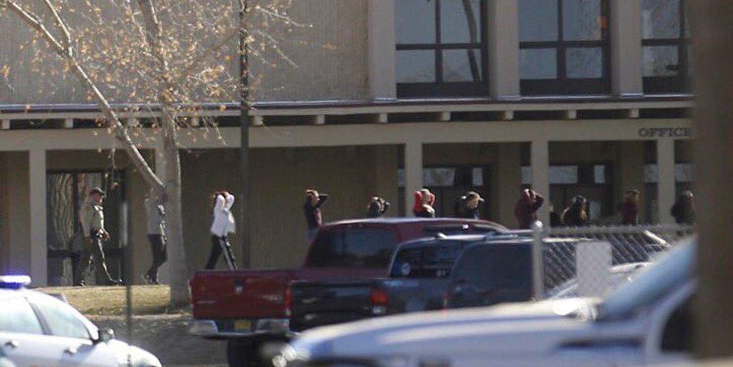 Elever evakueras från Aztec High School i New Mexico efter att en skjutning ägt rum där minst tre personer har dödats.