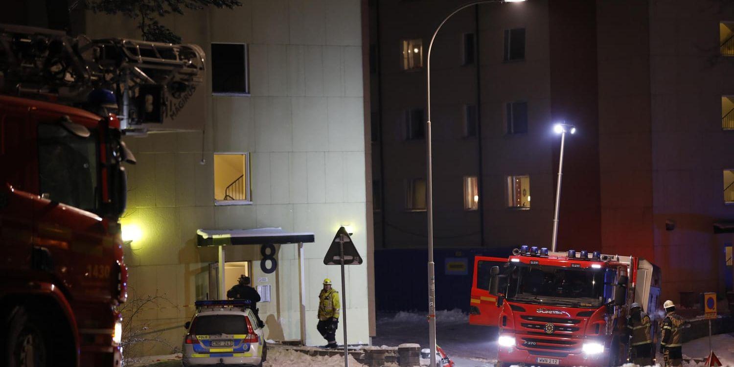 Fem personer har förts till sjukhus efter en brand i Rågsved i södra Stockholm. Det brann i en lägenhet och huset rökfylldes.