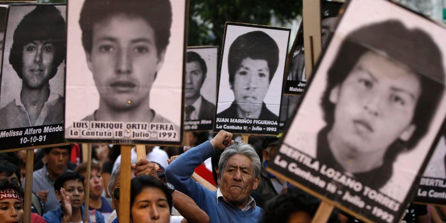 Demonstranter i huvudstaden Lima protesterade i mellandagarna mot beslutet, och krävde att presidenten, som lovade att inte benåda Fujimori under förra årets valkampanj, ska avgå. Arkivbild.