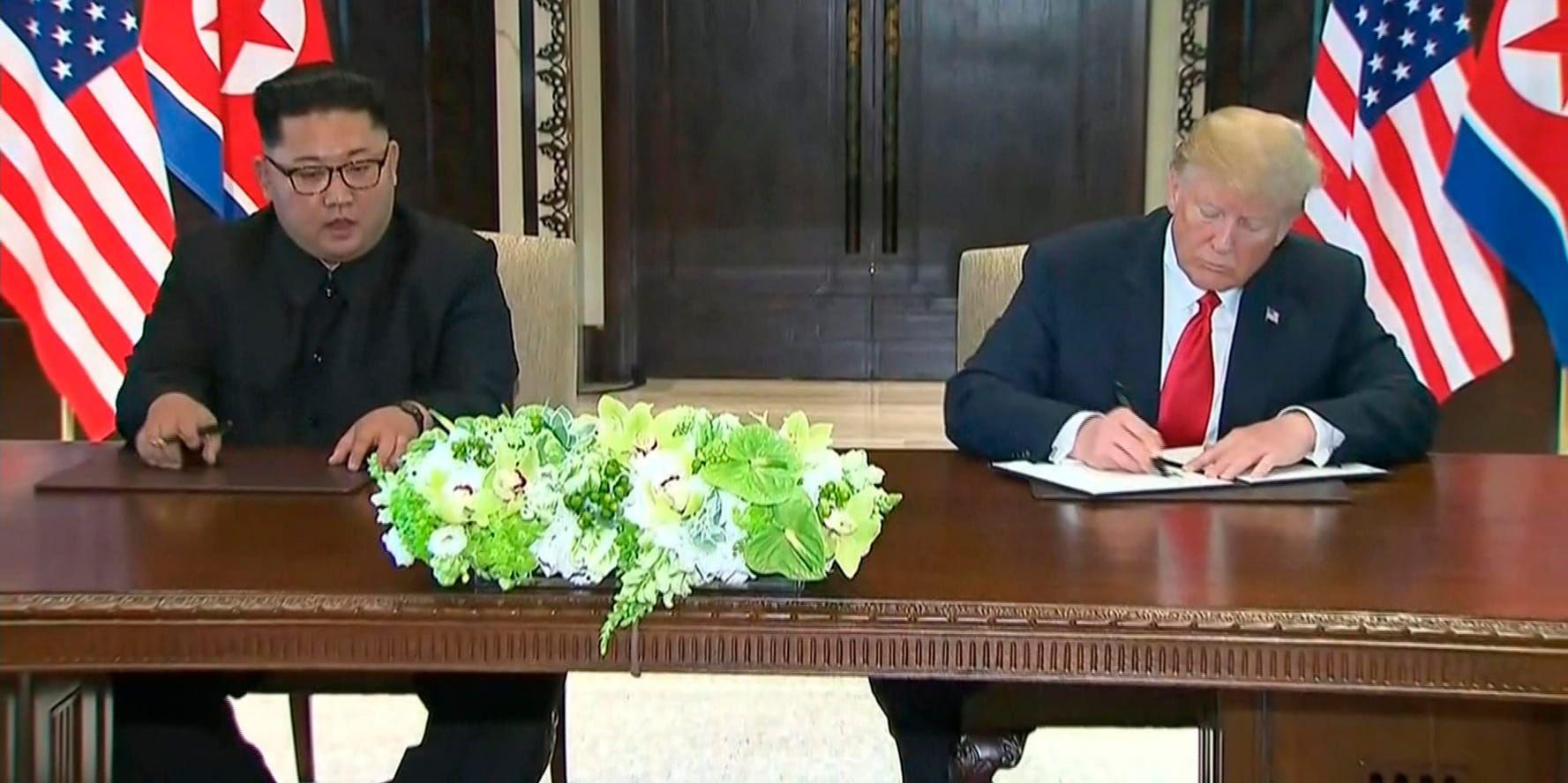 USA:s president Donald Trump och Nordkoreas ledare Kim Jong-Un har skrivit under ett gemensamt uttalande efter sitt historiska möte.