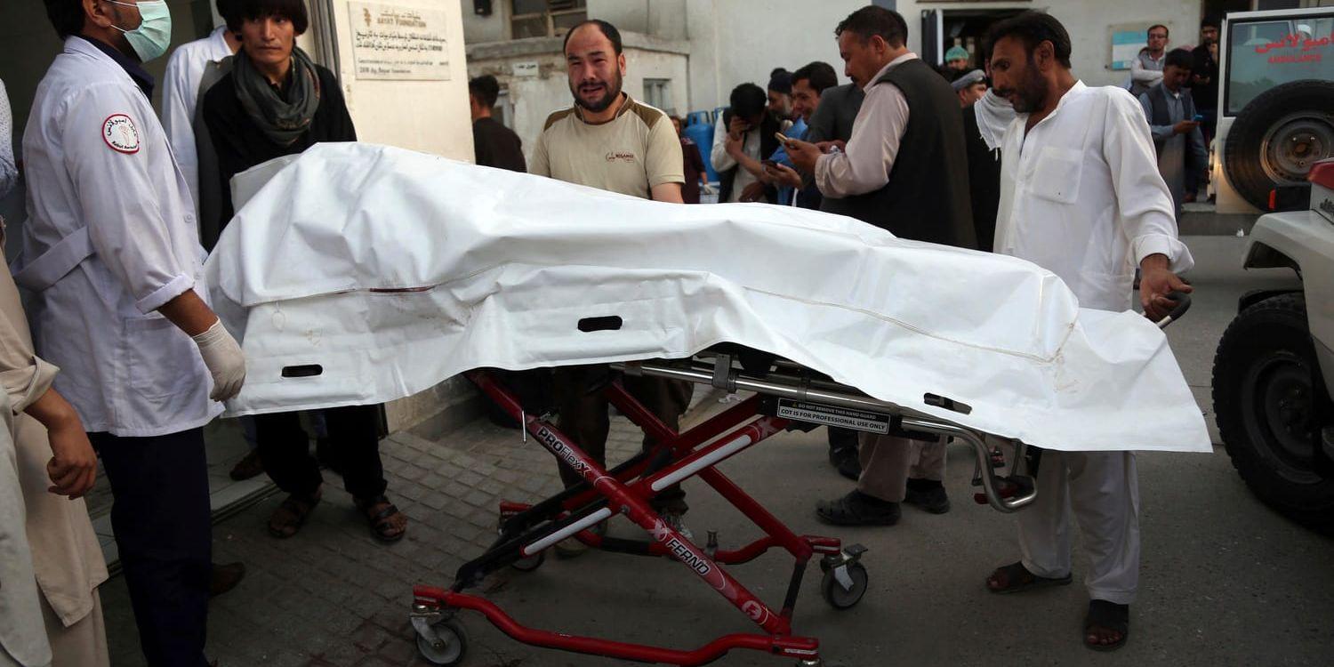 Afghanska sjukvårdare för i väg ett av dödsoffren i onsdagens attentat.