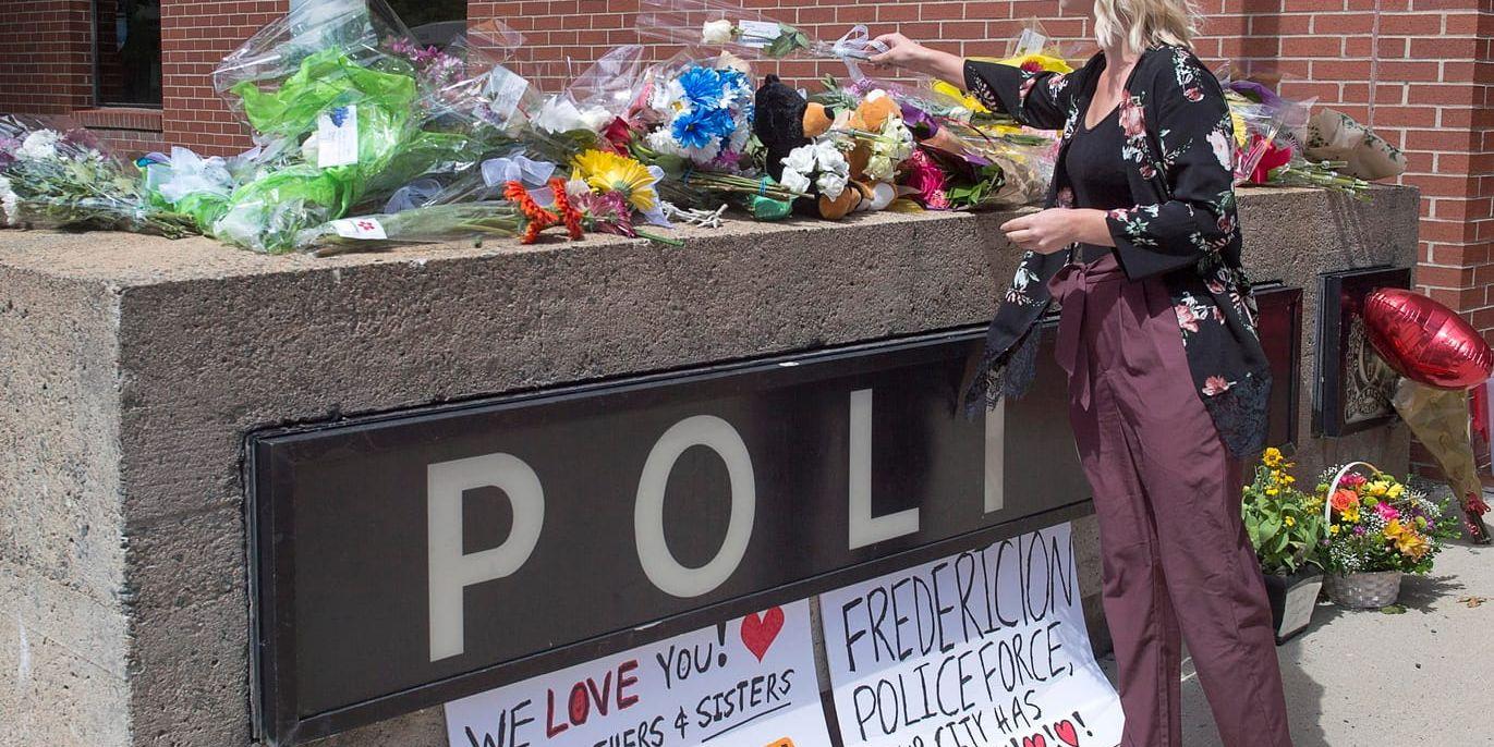 Många lämnar blommor utanför polisstationen i Fredericton.