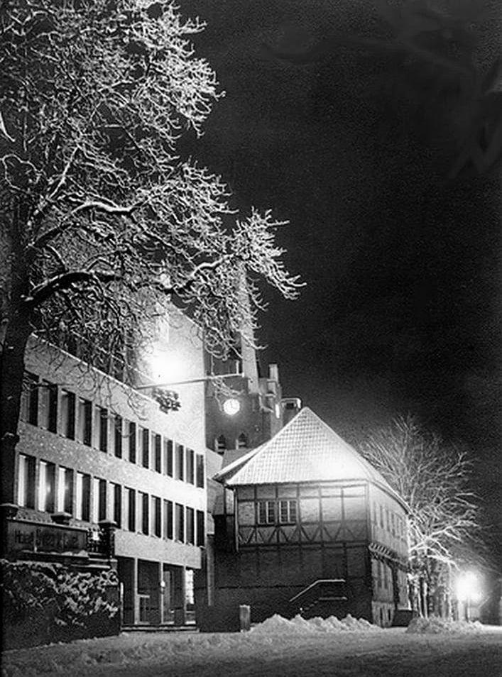Vackra hus i juleskrud. 1945 kunde Halmstadborna fira jul utan krigsmullret från Europa som oroade och förskräckte. Här syns Rådhuset och Tre Hjärtan. Bild: Hallands konstmuseum