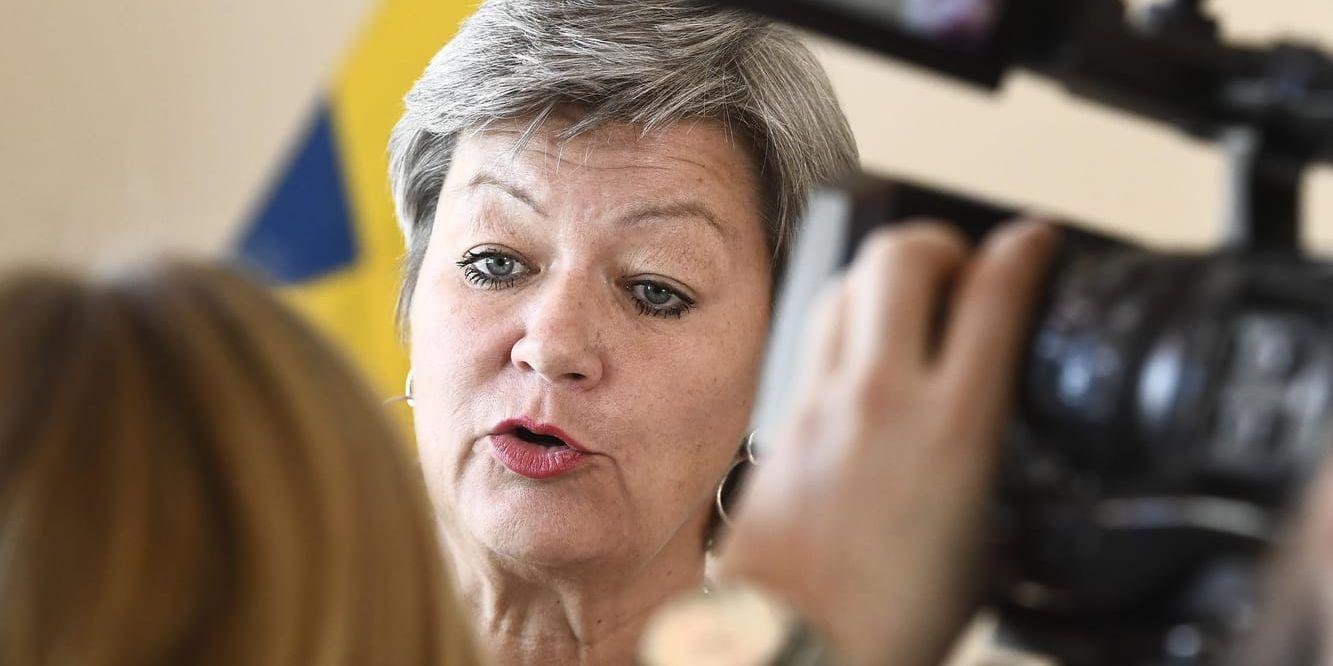 Arbetsmarknadsminister Ylva Johansson (S) tar emot Mottagandeutredningen.