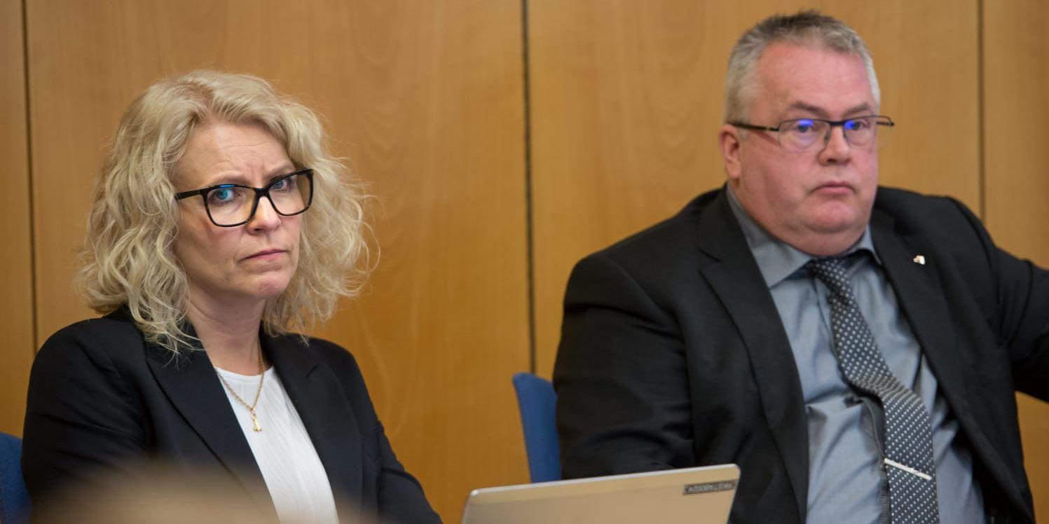 Catarina Dahlöf tvingas lämna sin tjänst som regiondirektör med omedelbar verkan. Till höger i bild regionstyrelsens ordförande Mats Eriksson (M).