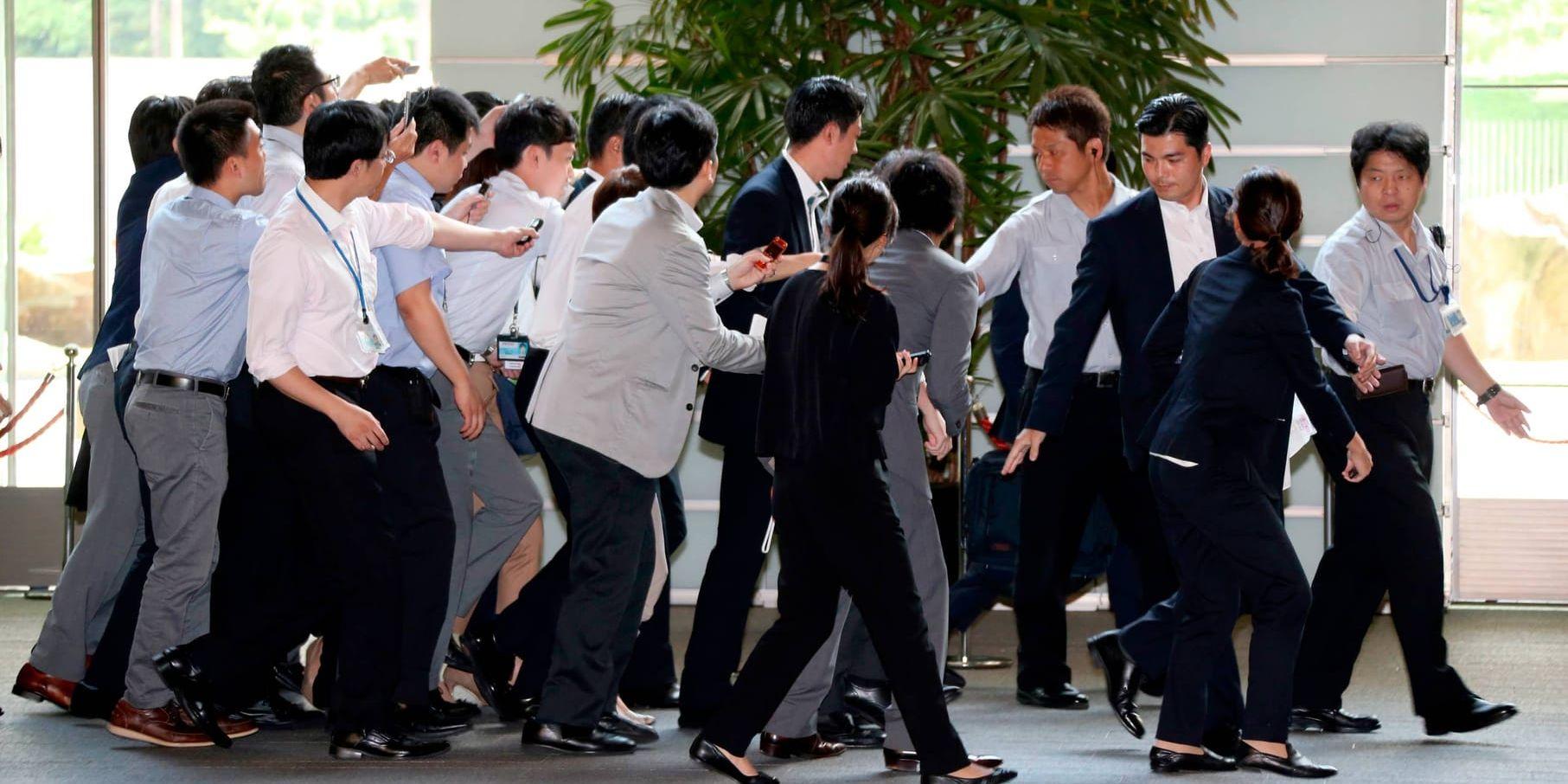 Japans avgående försvarsminister Tomomi Inada omringas av reportrar när hon anländer till premiärminister Shinzo Abes residens i Tokyo.