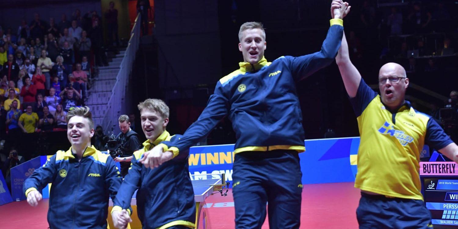 Sveriges lag jublar efter seger mot England i kvartsfinalen under lag-VM i bordtennis i Halmstad arena.